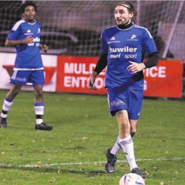 Der Ball rollt wieder - Für Raniero Schmidli und den FC Sarmenstorf beginnt die Meisterschaft, wie für alle anderen Teams aus dem Freiamt auch. Bild: Archiv/jl