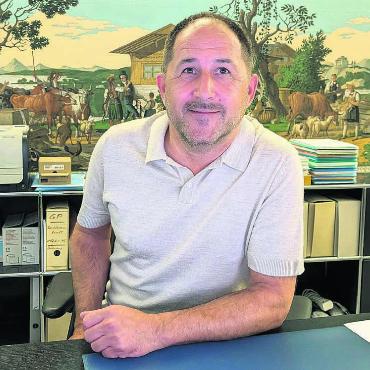 «Mensch bleibt Mensch» - Peter Thurnherr an seinem Schreibtisch im Bremgarter Rathaus. Sein Büro zieren historische Wandmalereien. Bild: Marco Huwyler