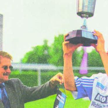 Titel gewonnen – Cupfinal steht an - Der Moment der Pokalübergabe: FC-Wohlen-Captain Christian Scheibel (rechts) und Willy Frey, Präsident des Aargauischen Fussballverbandes. Bild: Archiv
