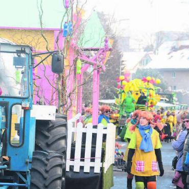 Da möchte man wieder Kind sein - Das Publikum stand teilweise dicht gedrängt am Strassenrand, um den Umzug zu verfolgen. Nicht fehlen durfte natürlich Pippi Langstrumpf samt Villa und Pferd. Bilder: Chregi Hansen