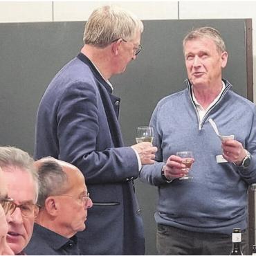 Auf gute Zusammenarbeit - Gemeindeammann Peter Hochuli aus Unterlunkhofen, links, im Gespräch mit dem Autor des Joner Buchs Arnold Huber. Bilder: Verena Anna Wigger