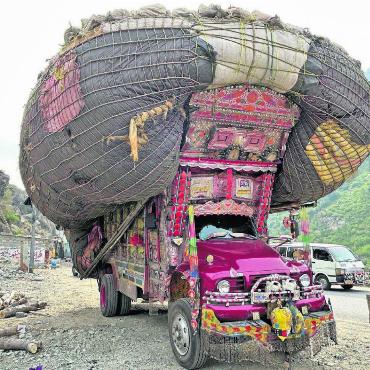 Das rollende Kunstwerk - Diesen besonderen Strohtransporter entdeckte Thomas Koller aus Rudolfstetten «auf dem Weg von Chitral nach Islamabad in Pakistan», wie er zu diesem tollen Foto schreibt.