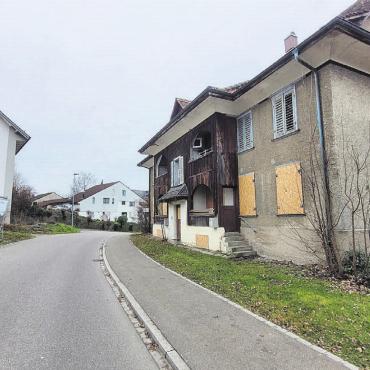 Zum Umdenken anregen - Die Zukunft der Liegenschaft Steingasse 45, des ehemaligen Mitarbeiterhauses der Georg Meyer & Co AG, beschäftigt den Verein sehr. Direkt neben dem wunderbar sanierten Seckelmeisterhaus verfällt es immer mehr.