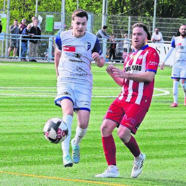 Ein Aussetzer mit Folgen - Gentrim Uka (links) ist vor Joel Stephan am Ball. Die Wohler zeigen insbesondere in der zweiten Halbzeit ein gutes Spiel. Belohnen können sie sich dafür nicht Bild: Josip Lasic