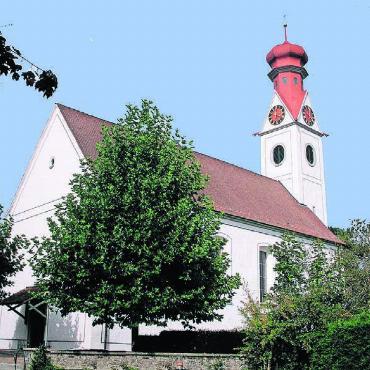 Immer weniger Kirchenmitglieder - Die katholische Kirche steht noch immer dominant im Dorf, der Kirchgemeinde selber gehören aber nur 35 Prozent der Bevölkerung an. Bild: Archiv