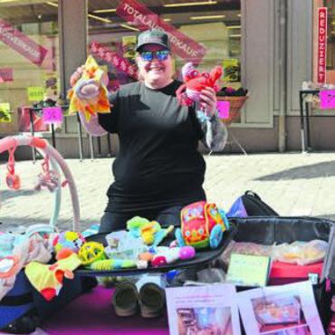 Städtli in Pink - Géraldine Kellenberger verkaufte nach 20 Jahren wieder mal in Bremgarten Waren.