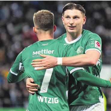 Erst der Anfang - Alessandro Vogt (rechts) mit Teamkollege Christian Witzig beim Jubel. Meisterschaftskampf, Cup, Olympia, Weltmeisterschaft – man darf gespannt sein, was die Zukunft für den Shootingstar noch bringt. Bild: Freshfocus