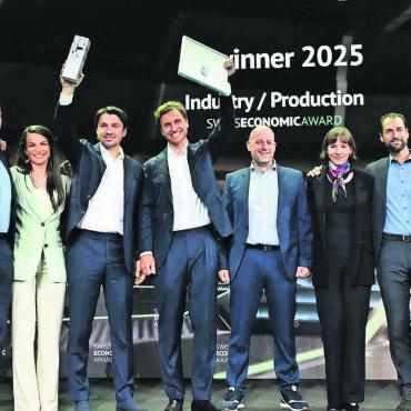 «Es war einfach fantastisch» - Freude, Stolz, Genugtuung: Die ganze Belegschaft von Lumvin auf der grossen Bühne des 27. Swiss Economic Forums in Interlaken. Bilder: pd/zg