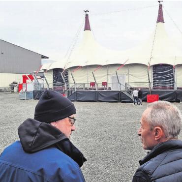 Den Hundschopf als Ziel - Direktor Johannes Muntwyler (vorne rechts) freut sich über das grosse Interesse der Veranstalterbranche für das neue Zelt. Bild: Chregi Hansen