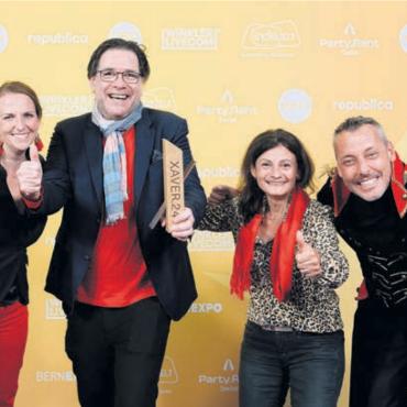 Stolz und Anerkennung - Grosse Freude über den gewonnen Award mit Stefan Mathys, CEO von Winkler Livecom (rechts). Bild: pd