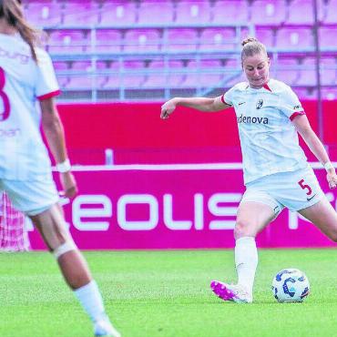 Alles anders in Freiburg - Die erfahrene Abwehrspielerin: Julia Stierli im Trikot des SC Freiburg (hier in einem Testspiel gegen Dijon aus Frankreich). Bild: SC Freiburg