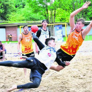 Wer holt den Titel im Sand? - Solche Aktionen kann man am Wochenende im Schüwo-Park in Wohlen sehen. Die Schweizer Meisterschaften im Beachhandball kommen ins Freiamt. Bild: zg