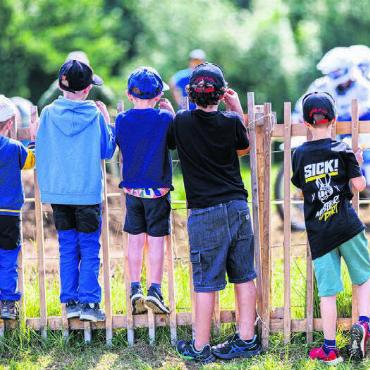 Stars, Stunts und Stimmung - Ein Anlass für Gross und Klein, für Jung und Alt. Diese Jungs beobachten interessiert das Rennen der Seitenwagen-Kategorie.