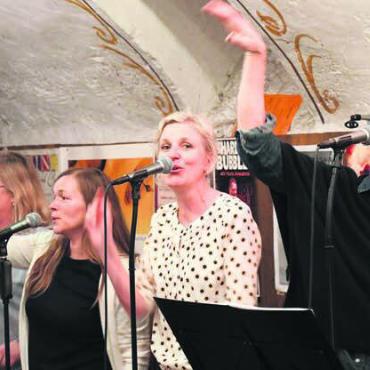 Musikalisches Feuerwerk - Spannende Kombination: Die vier Frauen von «Soul Birds» werden die Wohler Kultband am Jubiläumskonzert begleiten – und verstärken.