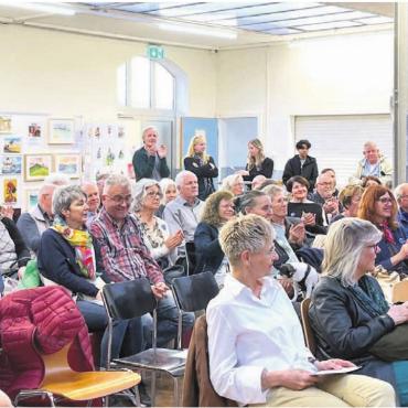 Eine Vernissage, 300 Bilder - Gut besuchte Vernissage am letzten Samstag im Kulturwerk Bleichi.