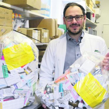 Geld, das im Hochofen landet - Das sind nur zwei von vielen Säcken mit Medikamentenabfällen, die in zwei Monaten anfallen. Das beschert dem Team um Pascal Jost viel Arbeit. Bild: Chregi Hansen