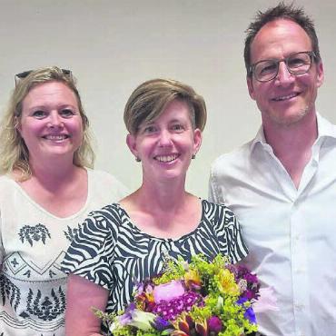 Eine elegante Lösung - Vizeammann Nadia Koch und Gemeindeammann Christian Widmer verabschieden und bedanken sich bei ihrer scheidenden Finanzverwalterin Tanja Müller. Bilder: Verena Anna Wigger