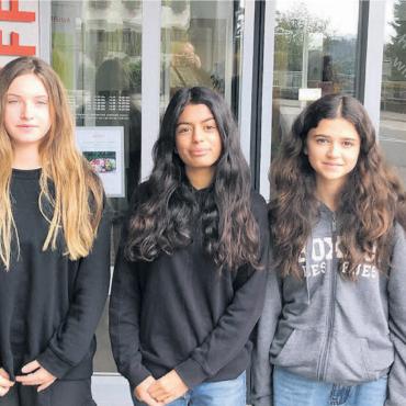 Einblick in die Arbeitswelt - Von links: Stefanie Duarte, Leiterin Servicecenter, mit den Schülerinnen Ksenija, Sahar und Stella sowie Ronja Inderbitzin, die ihre Lehre im August abgeschlossen hat. Bilder: Thomas Stöckli