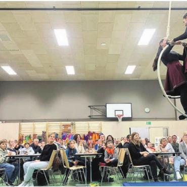 Dankbarkeit, die erfüllt - Der Benefizanlass in der Mehrzweckhalle Hägglingen vor einigen Wochen war ein voller Erfolg, dies nicht zuletzt dank der Unterstützung des Kinderzirkus Arabas. Bilder: zg