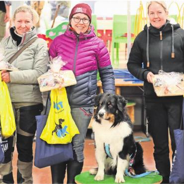Schatzsuche der anderen Art - Das Podest der Stufe 1 (v. l.): Sonja Schmid (2. Platz), Silvia Wagner mit Cash (1.) und Nicole Kathriner (3.). Bilder: zg