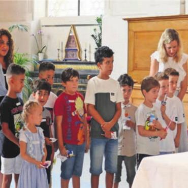 Ein gutes Herz ist wichtiger als saubere Hände - Pfarrer Okoli freut sich über die vielen Kinder am Gottesdienst. Bild: tre