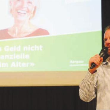 Im Alter wird vieles anders - Einer der Referenten: Thomas Winterberger von der Pro Senectute Wohlen sprach über die finanziellen Unterstützungsmöglichkeiten. Bild: chh