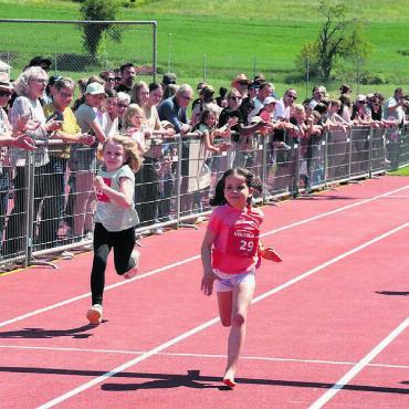 Sprint, Stolz und Spannung - Die Zuschauer und Zuschauerinnen am Streckenrand erlebten viele spannende Rennen. Bilder: sh