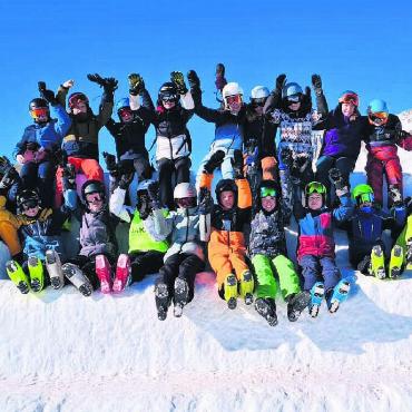 Mit Grossaufgebot in den Schnee - Die Lager in den Sportferien sind immer wieder ein unvergleichbares Erlebnis. Bilder: zg