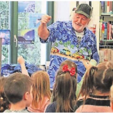 In die Welt der Bücher eintauchen - Peach Weber begeistert die Kleinen. Bild: zg