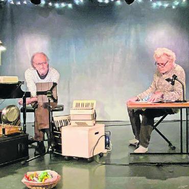 Damit es eilig Abend wird - Erzähler Jörg Bohn und Musiker Fredi Spreng werden an Heiligabend das «Gschichte-Gschänk» präsentieren. Bild: pd