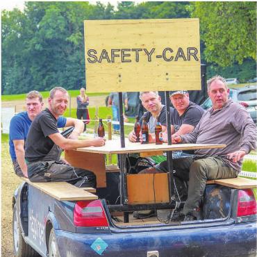 Ein Dorf hat positives Kopfweh - Wichtig für die Sicherheit: der umgebaute «Safety Car» des STV Hägglingen.
