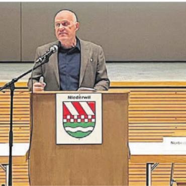 Breit abgestützte Grundlage - Eine kompetente Versammlungsführung (v. l.): Paul Keller, arcoplan klg; Gemeindeammann Norbert Ender und Gemeinderat Lukas Vock, zuständig für die Bereiche Hoch-/Tiefbau, Landwirtschaft und Gewässer.
