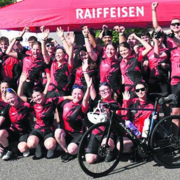 Freude und Respekt fahren mit - Es geht los nach Italien ans Mittelmeer. Kurz vor dem Start sind alle Teilnehmerinnen und Teilnehmer bestens gelaunt. Bilder: Daniel Marti