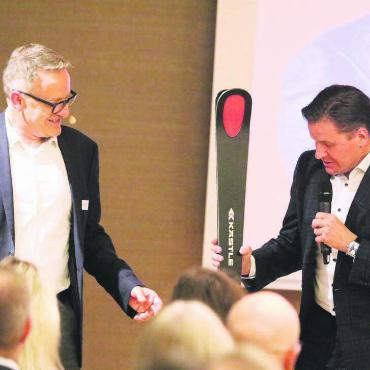 Käsedress für die Fasnacht - Gemeindeammann Arsène Perroud (links) interviewte Urs Lehmann – und stellte eine Frage zu seinen «Kästle»-Ski. Bilder: Stefan Sprenger