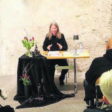 Wer lässt sich einfrieren? - Von den Bibliotheken Mellingen und Niederwil organisiert: Petra Ivanov liest im voll besetzten Saal. Bild: zg