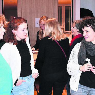 «Wir können Weichen stellen» - Julia Frischknecht (rechts), Vizepräsidentin des Einwohnerrates, hofft darauf, dass bei den Wahlen im Herbst die Frauen zu den Siegerinnen gehören werden. Bild: dm