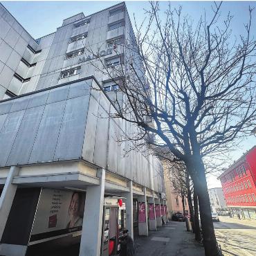 Der Riese verschwindet - Das Manor-Gebäude an der Zentralstrasse. In rund einem Jahr schliesst die Filiale voraussichtlich. Bild: Stefan Sprenger