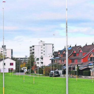 Sorgfältig und überzeugend - Stangenwald an der Bärholzstrasse: Es werden drei Wohnhäuser mit total 30 Wohnungen entstehen. Bild: dm