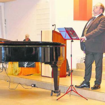 Hohe italienische Kultur - Wussten in der reformierten Kirche zu begeistern (v. l.): Roberto Rupo (Klavier), Nunzio Fazzini (Tenor) und Sara Razzani (Violine). Bilder: Stefan Treier