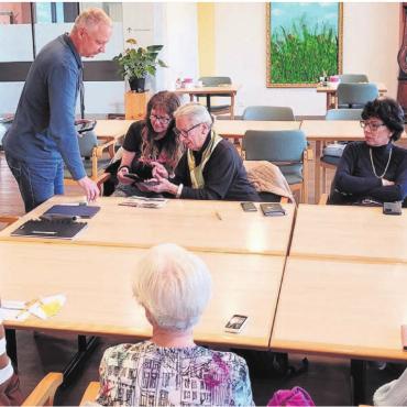 Durchblick im digitalen Dschungel - Simon Schmid engagiert sich als Freiwilliger und leitet neu den Tablet- und Smartphone-Club in der Oberen Mühle. Unter anderem hilft er auch bei den richtigen Einstellungen am Gerät. Bild: Chregi Hansen