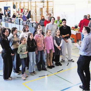 Angeregte Gespräche - Der 4. Adventsmarkt in Zufikon war auch in diesem Jahr ein voller Erfolg und bot Besucherinnen und Besuchern eine stimmungsvolle Einstimmung auf die Adventszeit. Zwischen liebevoll dekorierten Ständen, winterlicher Atmosphäre und dem reichhaltigen, fein präsentierten Kuchenbuffet, das zum Verweilen und Geniessen einlud, kamen zahlreiche Gäste aus der Region zusammen. Es wurden angeregte Gespräche geführt, sich vernetzt und man konnte den Klängen
des Jugendchors Zufikon lauschen. KISS Reusstal-Mutschellen freut sich schon auf den 5. Adventsmarkt in Zufikon im nächsten Jahr am 28. November, wenn es wieder die Möglichkeit gibt, sich generationenverbindend zu vernetzen, auszutauschen, Kerzen zu ziehen, zu backen, dem bunten Treiben zuzuschauen und vielem mehr. Wer gerne einen Beitrag leisten möchte, darf sich direkt bei KISS melden: info@kiss-reusstal-mutschellen.ch. --zg