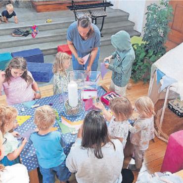 Alle sind hier willkommen - Die kleinen Kinder haben nun dank dem Engagement der «Fiire met de Chline»-Gruppe einen eigenen Ort in der Niederwiler Kirche. Bild: zg