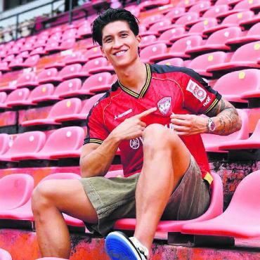 Abenteuer in Thailand - Trägt stolz das Trikot von Muangthong United: Michael Kempter. Bild: zg