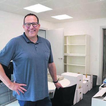 Bestehendes und Neues in Einklang - Frank Koch in seinem neuen Büro im Erdgeschoss zur Schulhausstrasse hin.