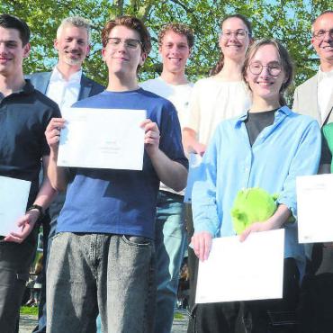 Ganz besondere Premiere - Allen Grund zum Strahlen (von links): Janis Knutti (1. Rang), Matthias Angst (Rektor), Patricio Sanchez (1. Rang), Daniel Wolafka (3. Rang), Christine Biegel (Anerkennungspreis), Anna de Meyer (2. Rang), Max Wyder (Präsident Rotary Freiamt) und Aline Greminger (Anerkennungspreis). Bild: Chregi Hansen