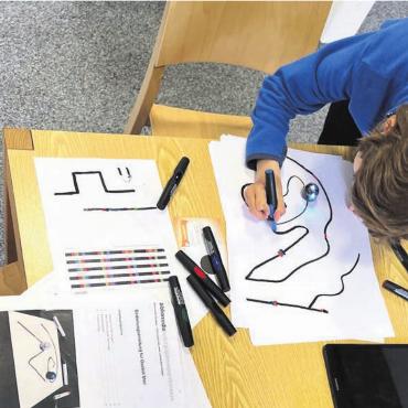 Abtauchen in die Welt der Technik - Die Mittelstufenschüler lernen mit der Technik umzugehen. Bild: zg