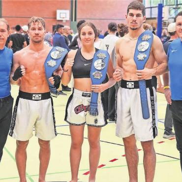 Stark im Ring und auf dem Tatami - Die Betreuer und das siegreiche Ringsporttrio von Kickboxing Wohlen (von links): Rocco Cipriano (Trainer), Roy Cipriano, Alessia Ciaco, Fion Jupolli, Andrea Faggiano (Trainer). Bild: zg