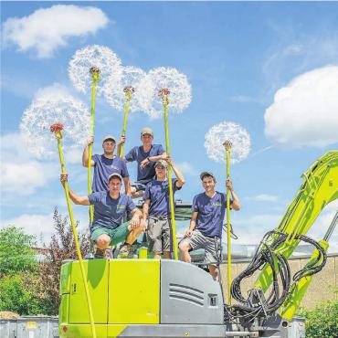 Hufschmid Gartenbau gratuliert zum Lehrabschluss - Unsere fünf Nachwuchsgärtner stehen für einmal als Fotomodelle im Sonnenlicht und geniessen den gemeinsamen Erfolg (Pusteblumen: bonvalet-kunst.ch).