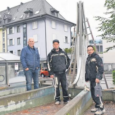 Neues Leben für Strohspalter - Der Strohspalter-Brunnen wurde demontiert und zwischengelagert. Von links: Urs Müller, Bildhauer Rafael Häfliger und Restaurator Attilio Scivoli. Bild: Daniel Marti
