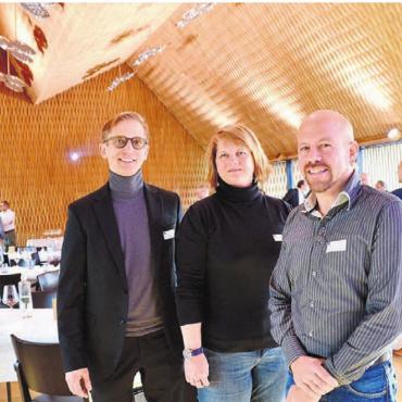 Ein Bijou des Holzhandwerks - Sie referierten im «Caspar»-Festsaal. Von links: Architekt Holger Wiedmann von Tilla Theus und Partner, Bauingenieurin Stefanie Rossbach von der WaltGalmarini AG und Schreiner Martin Müri von der BBF Weber AG. Bild: tst